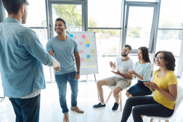 Facilitador guiando equipo